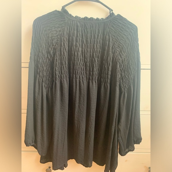 a.n.a Black Puckered Long Sleeve V-neck Blouse. Size XL - Picture 3 of 5